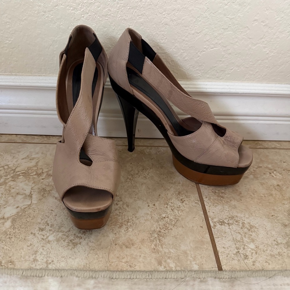 Marni leather T-strap platform pumps neutral and black color block - Picture 4 of 11